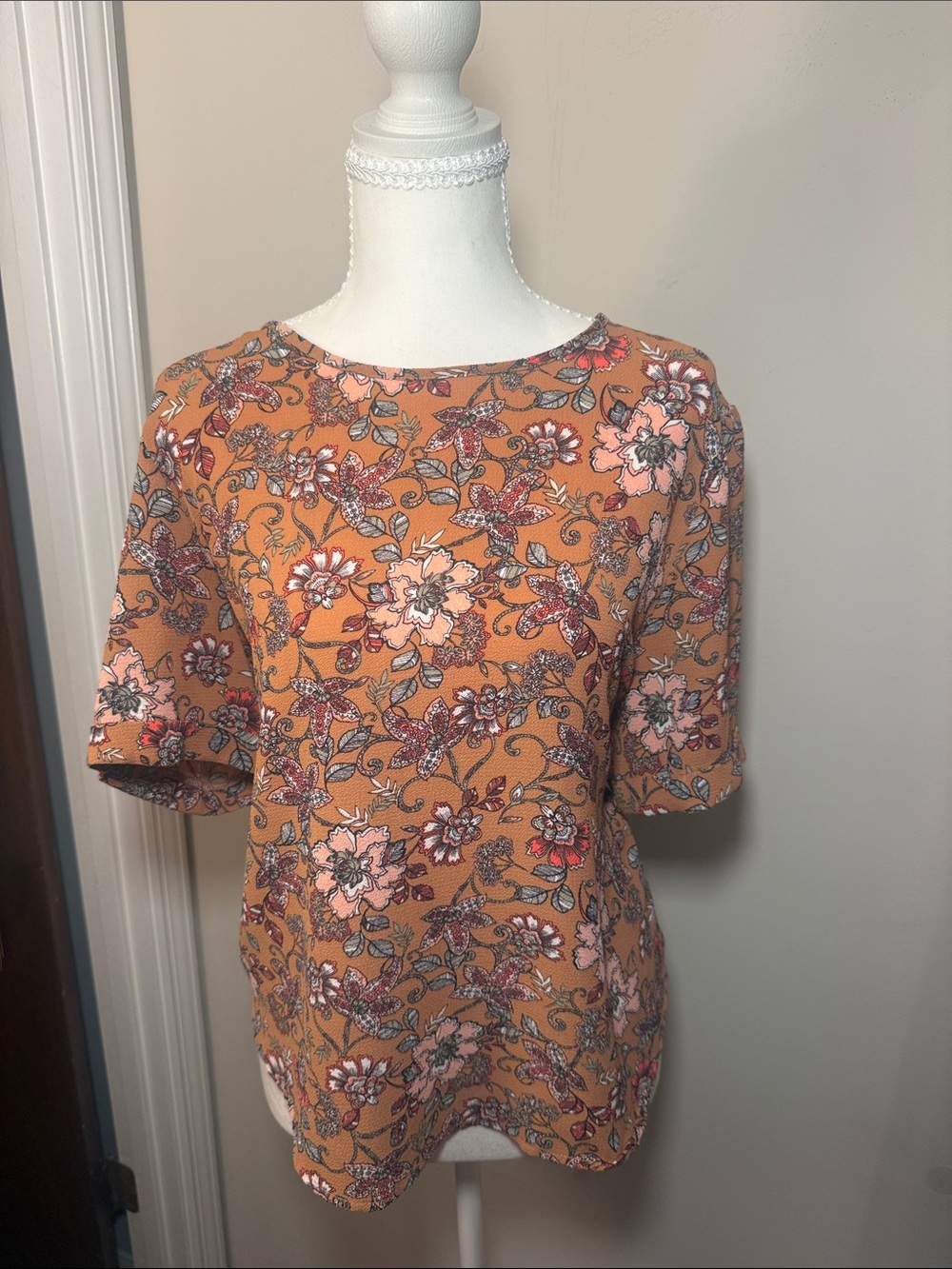 Sweet Rain Floral Short Sleeve Tee in Rust and Pink